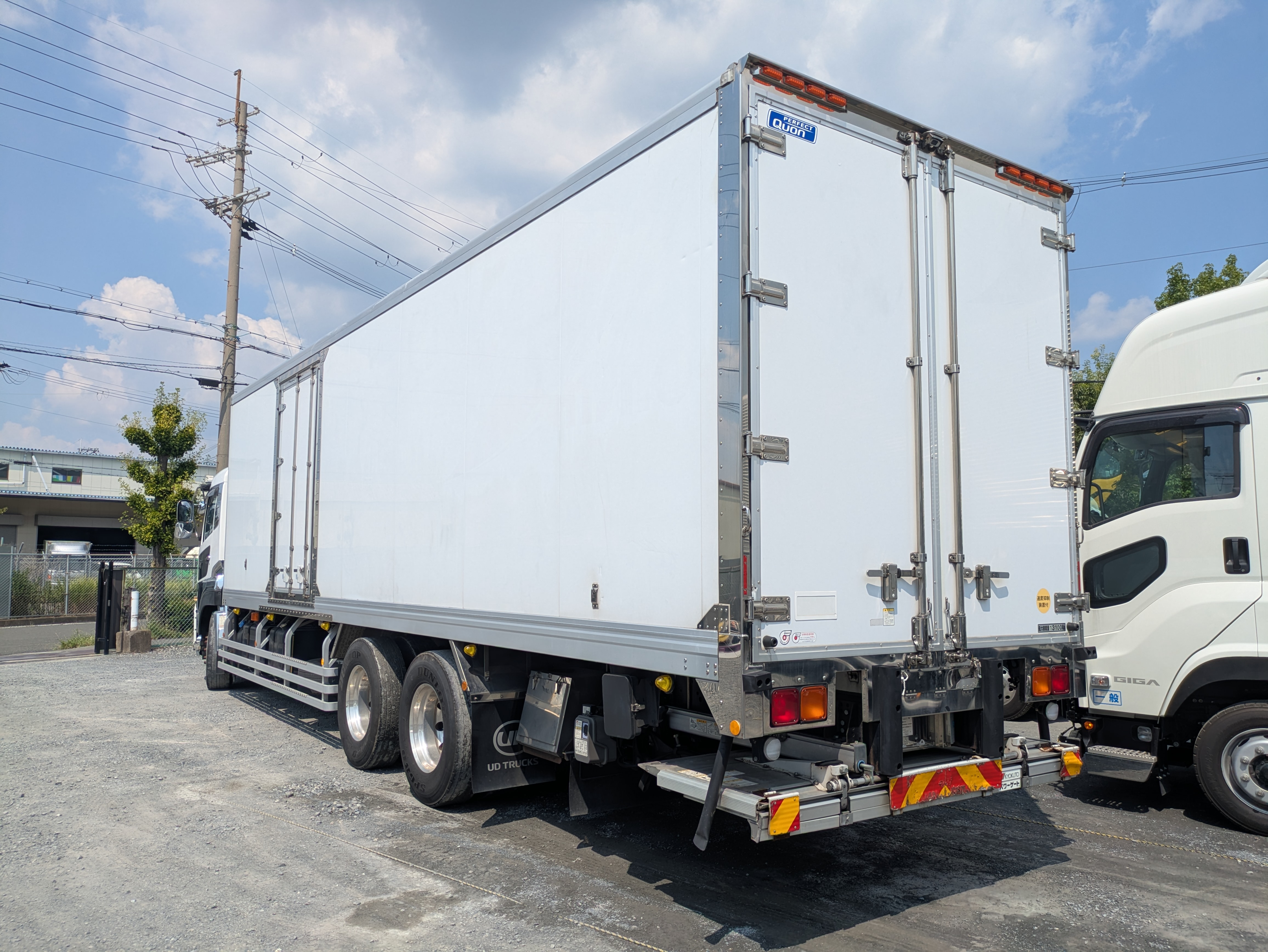 UDﾄﾗｯｸｽ ｸｵﾝ 冷蔵冷凍車 格納PG付き ｴｽｺｯﾄ 333千㎞3