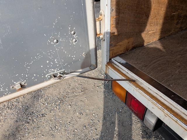 三菱 ｷｬﾝﾀｰ ｱﾙﾐﾊﾞﾝ ｻｲﾄﾞﾄﾞｱ付き 5MT 荷室高2265㎜　8