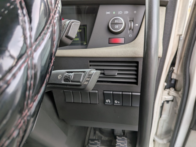 ﾎﾞﾙﾎﾞ ﾄﾗｸﾀ FH ｴｱｻｽ 第五輪荷重11.5t ﾌﾞﾀ鼻(電源ｺﾈｸﾀ)14