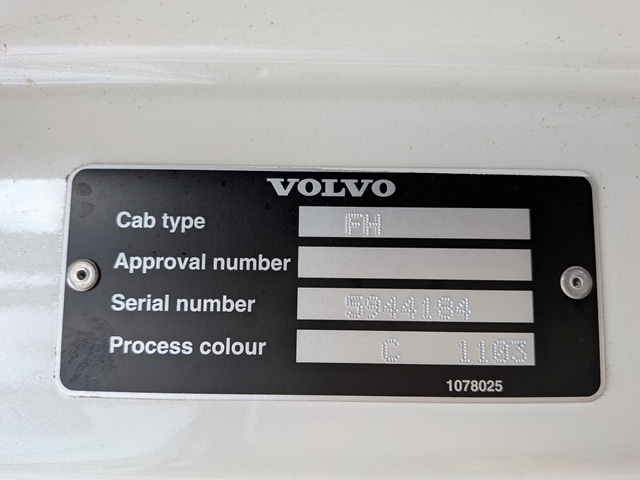 ﾎﾞﾙﾎﾞ ﾄﾗｸﾀ FH ｴｱｻｽ 第五輪荷重11.5t ﾌﾞﾀ鼻(電源ｺﾈｸﾀ)17